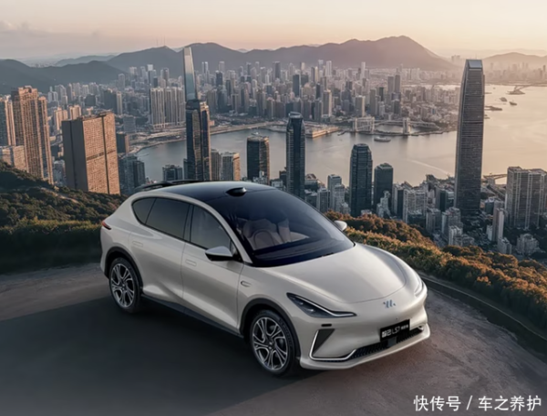 九鼎 875V平台+灵蜥数字底盘，智己LS7焕新版来袭，卖32.99万起有戏吗