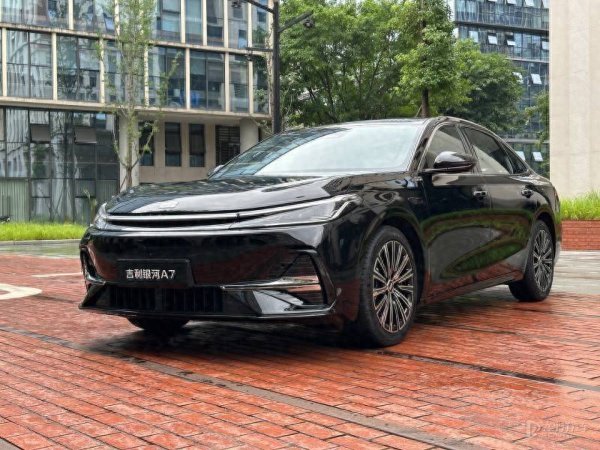 智赢策略 吉利银河A7正式亮相 亏电油耗2.67L 综合续航超2100km