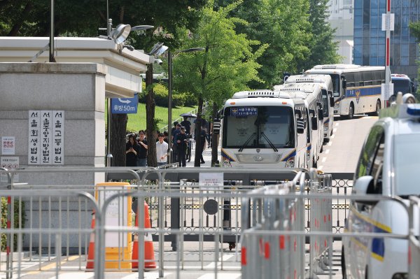 广信配资 韩国前总统尹锡悦抵达法院 出席拘留令必要性审查