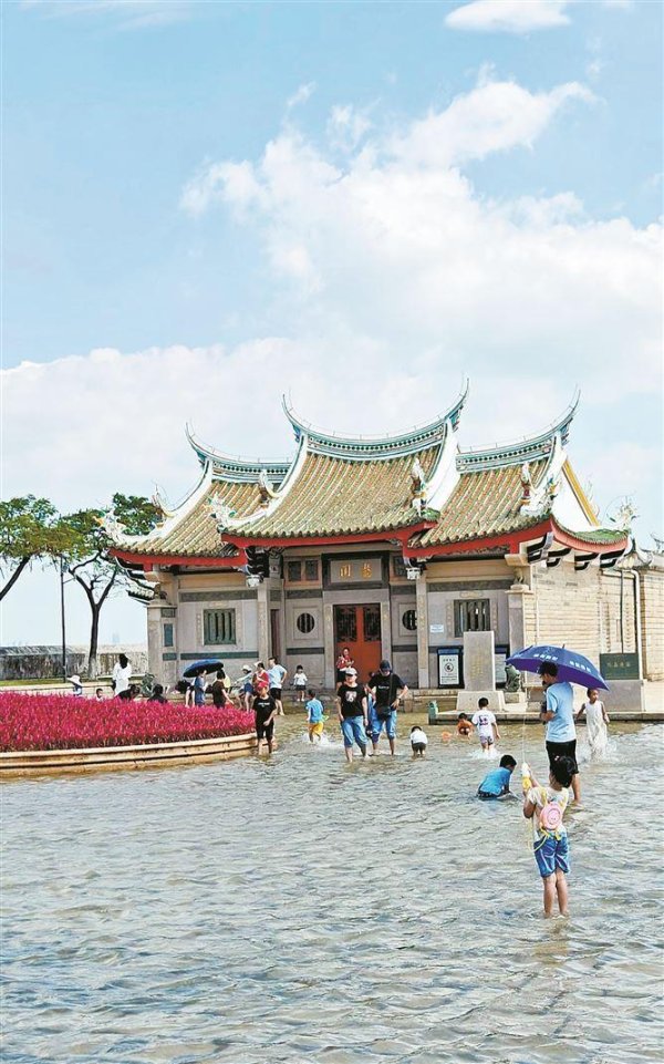 美林资管 厦门迎天文大潮 引市民游客踏浪