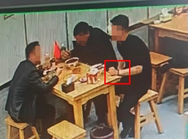 容新策略 男子向碗里丢异物“碰瓷”餐厅被识破? 店方: 幸亏有监控否则就冤了, 已报警